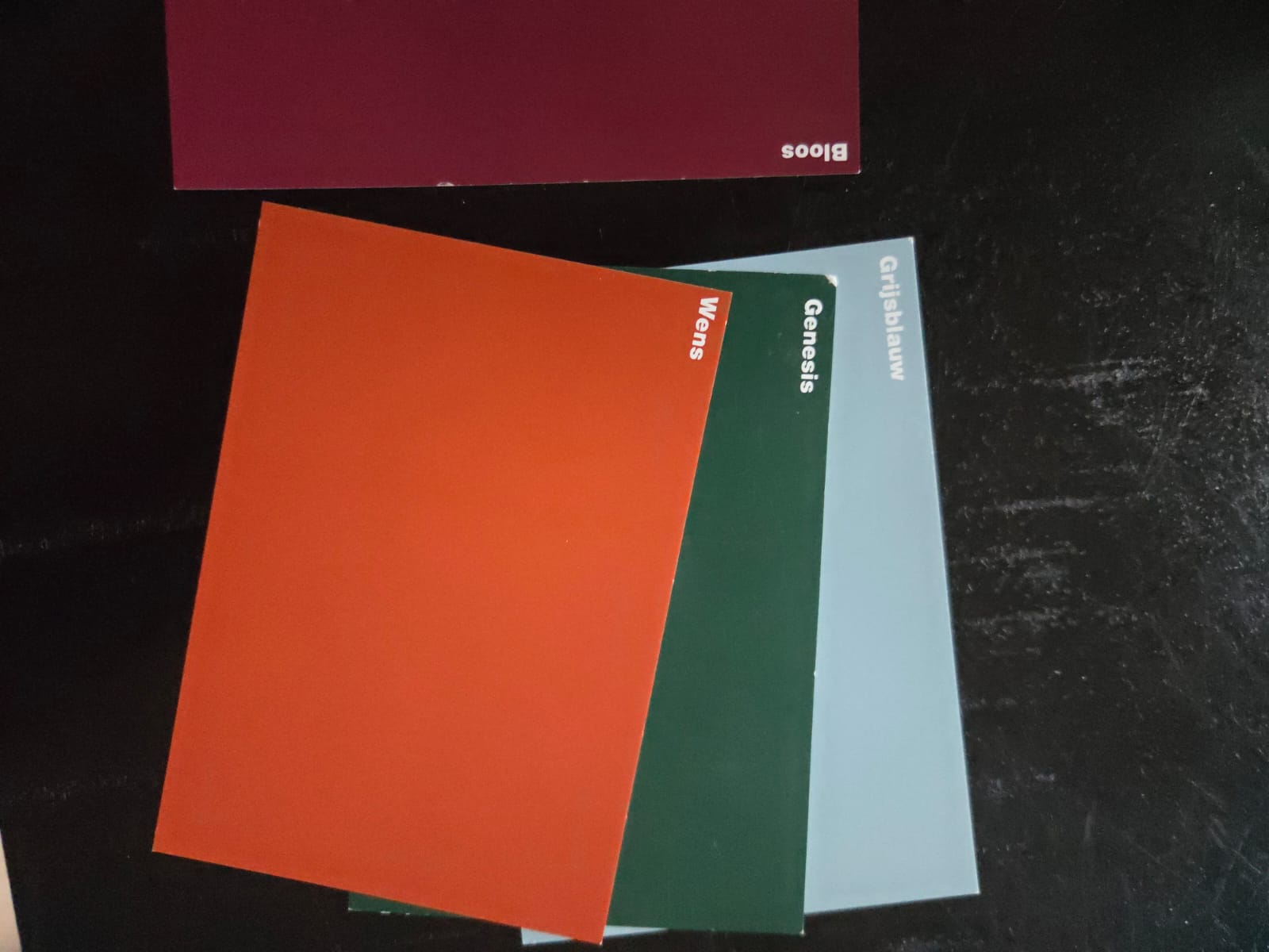 Woonkamer verfstalen: Bloos, Grijsblauw, Genesis, Wens